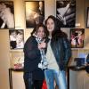 Olivia Provost et Delphine de Turckheim à l'exposition Ecris-moi des mots d'Amour, par Alejandra di Andia, photos de Ian Abela, à la boutique Montblanc, le 4 juin 2013.