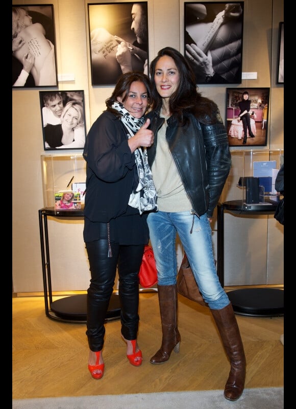 Olivia Provost et Delphine de Turckheim à l'exposition Ecris-moi des mots d'Amour, par Alejandra di Andia, photos de Ian Abela, à la boutique Montblanc, le 4 juin 2013.
