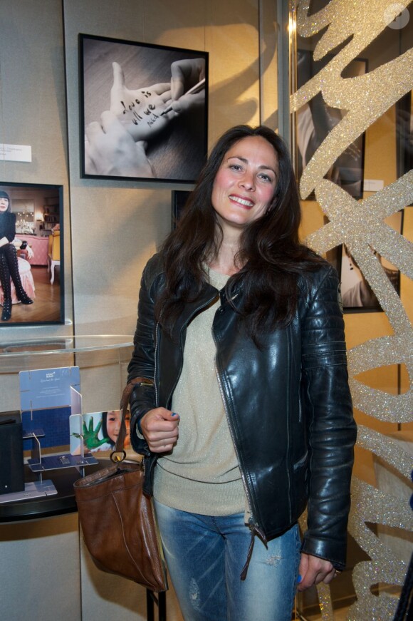 Delphine de Turckheim à l'exposition Ecris-moi des mots d'Amour, par Alejandra di Andia, photos de Ian Abela, à la boutique Montblanc, le 4 juin 2013.