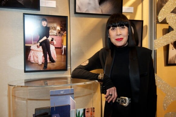 Chantal Thomass pendant l'exposition Ecris-moi des mots d'Amour, par Alejandra di Andia, photos de Ian Abela, à la boutique Montblanc, le 4 juin 2013.