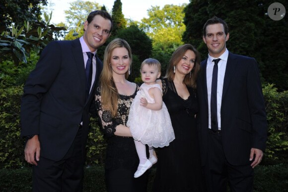 Bob et Mike Bryan accompagnés de leurs épouses et de la petite Micaela, fille de Bob lors du dîner des champions de l'ITF qui se déroulait au Pavillon d'Ermenonville à Paris le 4 juin 2013
