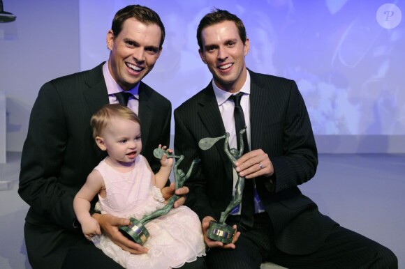 Bob et Mike Bryan avec la petite Micaela, fille du premier, lors du dîner des champions de l'ITF qui se déroulait au Pavillon d'Ermenonville à Paris le 4 juin 2013