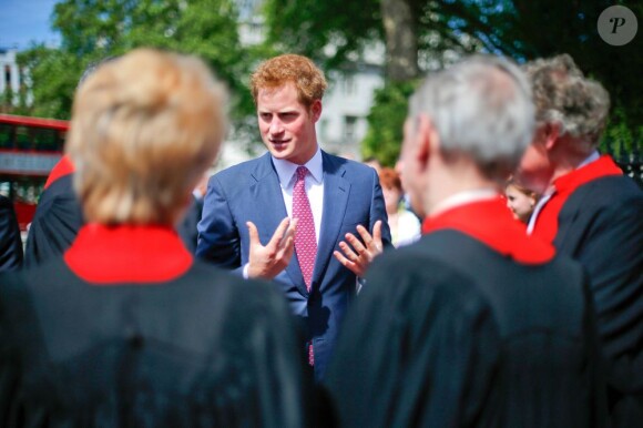 Le prince Harry dévoilait le 4 juin 2013 devant l'abbaye de Westminster, en marge de la cérémonie pour les 60 ans du couronnement d'Elizabeth II, un panneau commémorant le mariage de son frère le prince William et de Kate Middleton le 29 avril 2011.