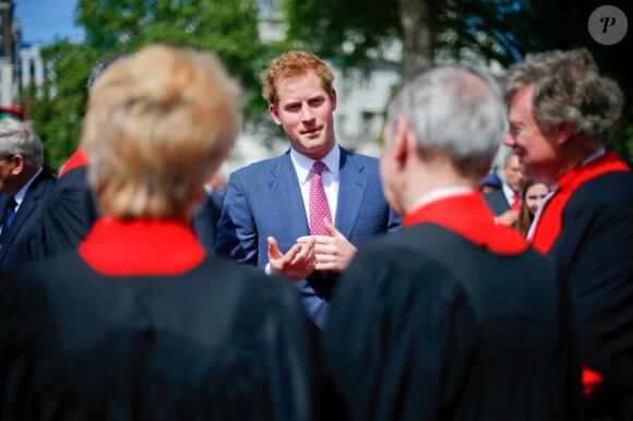 Le prince Harry inaugurait le 4 juin 2013 devant l'abbaye de Westminster, en marge de la cérémonie pour les 60 ans du couronnement d'Elizabeth II, un panneau commémorant le mariage de son frère le prince William et de Kate Middleton le 29 avril 2011.