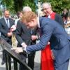 Le prince Harry a dévoilé le 4 juin 2013 devant l'abbaye de Westminster, en marge de la cérémonie pour les 60 ans du couronnement d'Elizabeth II, un panneau commémorant le mariage de son frère le prince William et de Kate Middleton le 29 avril 2011.