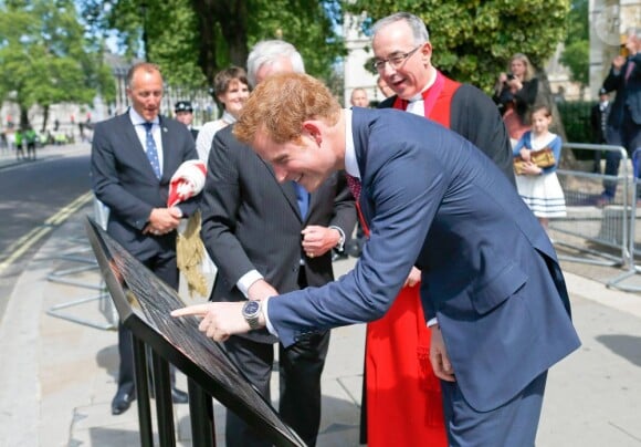 Le prince Harry a dévoilé le 4 juin 2013 devant l'abbaye de Westminster, en marge de la cérémonie pour les 60 ans du couronnement d'Elizabeth II, un panneau commémorant le mariage de son frère le prince William et de Kate Middleton le 29 avril 2011.