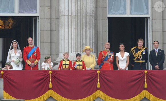 Le prince William et son épouse, la princesse Catherine, au balcon de Buckingham Palace avec la reine Elizabeth, le prince Philip, le prince Harry, Pippa Middleton et James Middleton après la cérémonie de mariage à Londres le 29 avril 2011