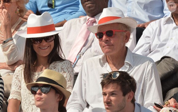 Patrick Poivre d'Arvor et une amie lors du onzième jour des Internationaux de France à Roland-Garros, le 5 juin 2013