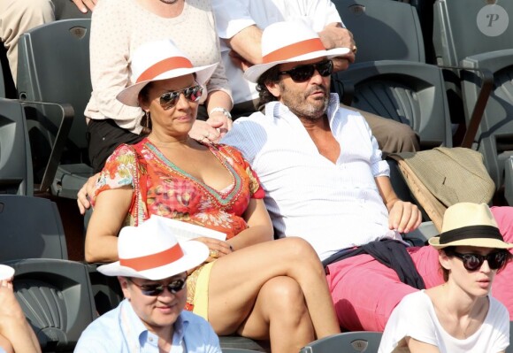 Hermine de Clermont-Tonnerre et un ami lors du onzième jour des Internationaux de France à Roland-Garros, le 5 juin 2013