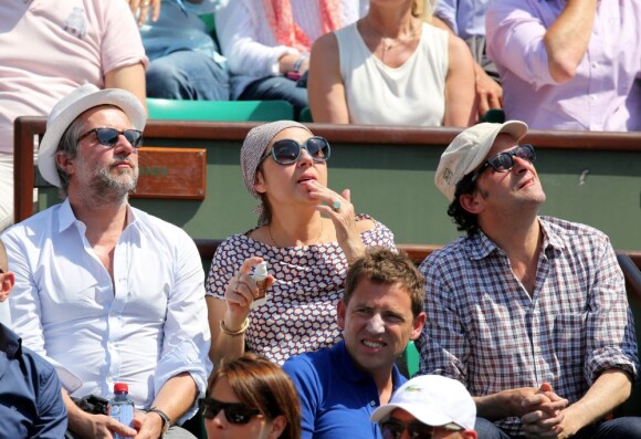 Valérie Benguigui, son époux et Lionel Abelanski lors du onzième jour des Internationaux de France à Roland-Garros, le 5 juin 2013