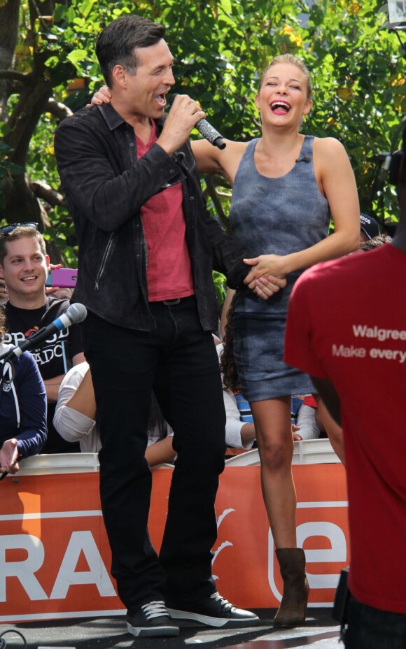 La chanteuse LeAnn Rimes, Eddie Cibrian sur le plateau de l'émission Extra à Los Angeles, le 5 juin 2013.