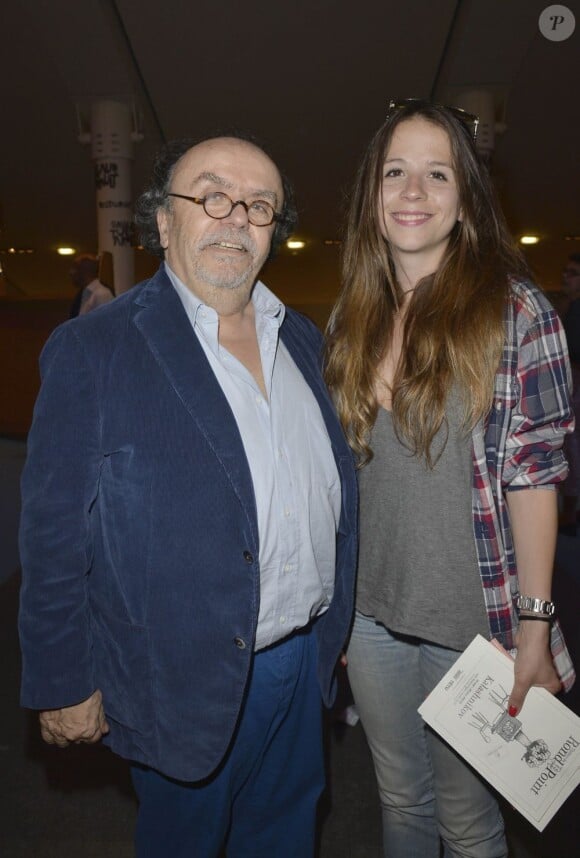 Alexie Ribes et son père Jean-Michel Ribes lors de la remise du prix "théâtre" de la Fondation Diane & Lucien Barrière au Theatre du Rond-Point à Paris le 6 juin 2013