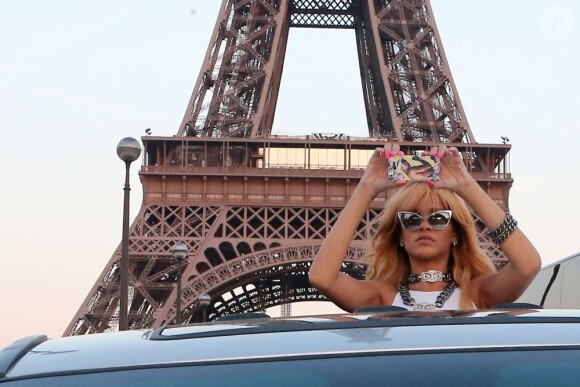 Rihanna en visite sur l'esplanade du Trocadéro avant son concert au Stade de France, le 7 juin 2013.