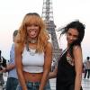 Rihanna pose devant la Tour Eiffel avec ses amis avant son concert au Stade de France, le 7 juin 2013.