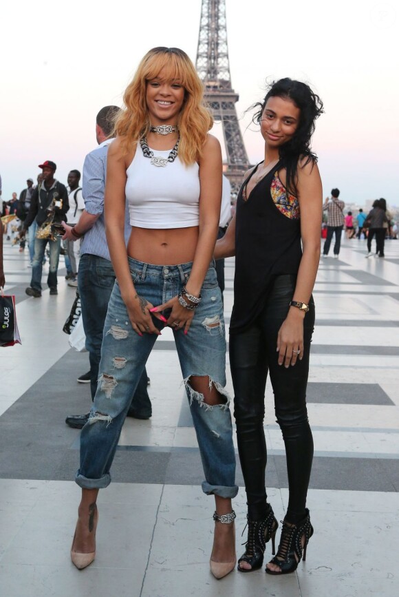 Rihanna pose devant la Tour Eiffel avec ses amis avant son concert au Stade de France, le 7 juin 2013.