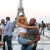 Rihanna pose devant la Tour Eiffel avec ses amis avant son concert au Stade de France, le 7 juin 2013.