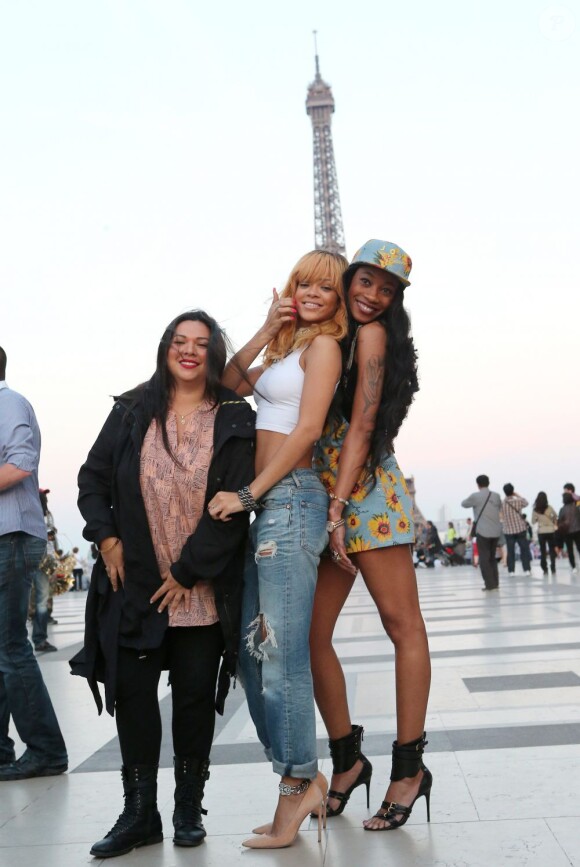 Rihanna pose devant la Tour Eiffel avec ses amis avant son concert au Stade de France, le 7 juin 2013.