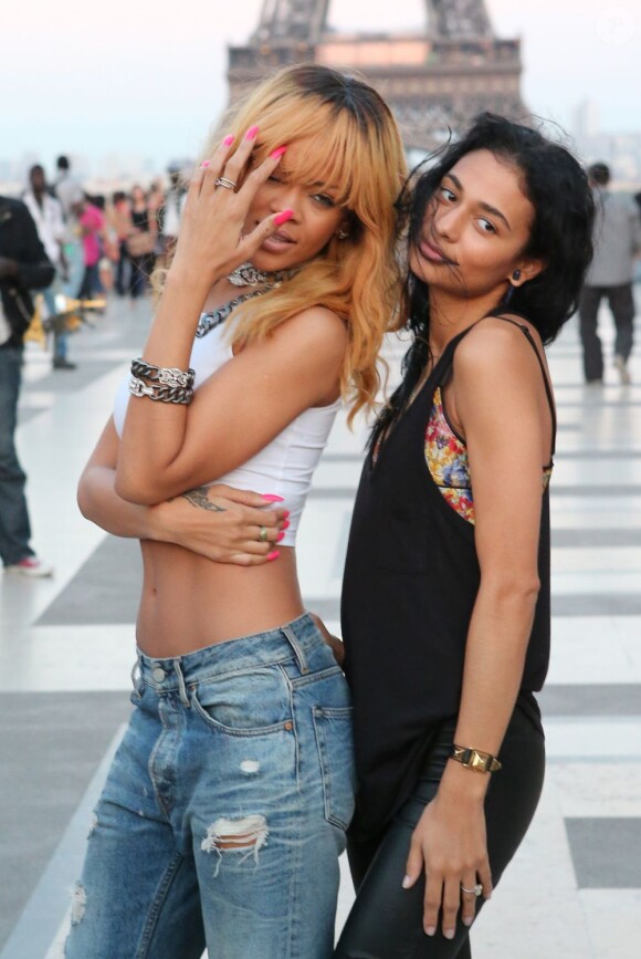 Rihanna pose devant la Tour Eiffel avec ses amis avant son concert au Stade de France, le 7 juin 2013.