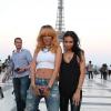 Rihanna pose devant la Tour Eiffel avec ses amis avant son concert au Stade de France, le 7 juin 2013.