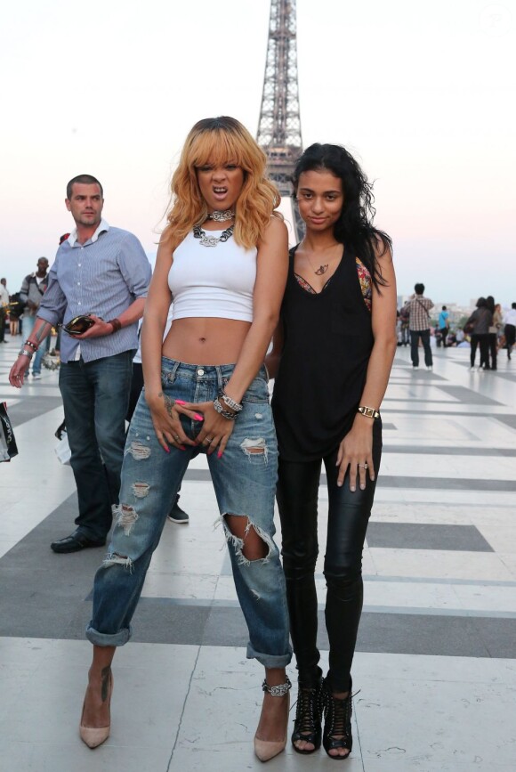 Rihanna pose devant la Tour Eiffel avec ses amis avant son concert au Stade de France, le 7 juin 2013.