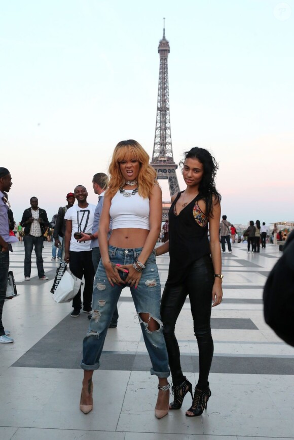 Rihanna pose devant la Tour Eiffel avec ses amis avant son concert au Stade de France, le 7 juin 2013.