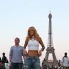 Rihanna prend la pose sur l'esplanade du Trocadéro à Paris avant son concert au Stade de France, le 7 juin 2013.