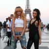 Rihanna pose avec des amies devant la Tour Eiffel avant son concert au Stade de France, le 7 juin 2013.