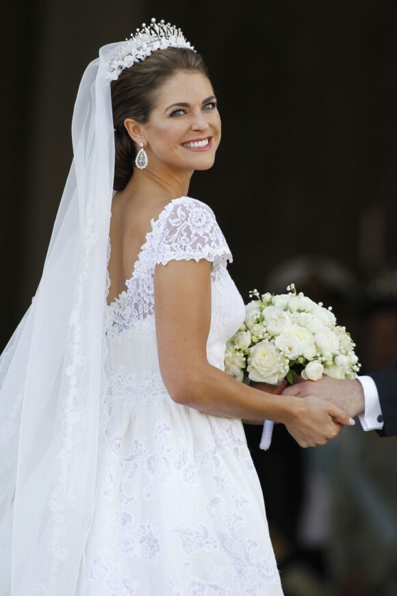 C'est à Valentino Garavani que la princesse Madeleine de Suède a choisi de faire confiance pour la robe de son mariage avec Chris O'Neill, le 8 juin 2013 à Stockholm. Une robe d'organza de soie et de dentelle de Chantilly pourvue d'une traîne de 4 mètres et décolletée dans le dos.