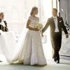 Habillée par Valentino, la princesse Madeleine de Suède a célébré son mariage avec Chris O'Neill, le 8 juin 2013 à Stockholm. Dans une robe d'organza de soie et de dentelle de Chantilly pourvue d'une traîne de 4 mètres et décolletée dans le dos.