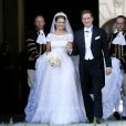 La princesse Madeleine de Suède portait une robe créée par Valentino lors de son mariage avec Chris O'Neill, le 8 juin 2013 à Stockholm. Une robe d'organza de soie et de dentelle de Chantilly pourvue d'une traîne de 4 mètres et décolletée dans le dos.