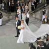 La princesse Madeleine de Suède portait une robe créée par Valentino lors de son mariage avec Chris O'Neill, le 8 juin 2013 à Stockholm. Une robe d'organza de soie et de dentelle de Chantilly pourvue d'une traîne de 4 mètres et décolletée dans le dos.