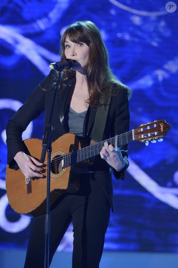 Carla Bruni lors de l'enregistrement de l'émission "Vivement Dimanche" à Paris, le 17 avril 2013 et qui sera diffusée le 21 avril 2013.