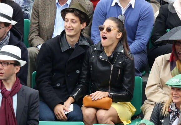 Pierre Niney et sa compagne Natasha Andrews - finale opposant Rafael Nadal à David Ferrer au tournoi de Roland-Garros, à Paris le 9 juin 2013.  