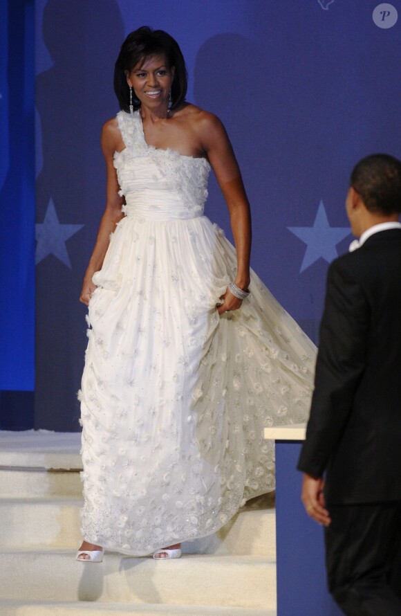 Michelle Obama dans une robe blanche Jason Wu lors du bal d'investiture de Barack Obama