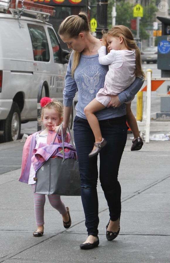 Marion et Tabitha, filles de l'actrice Sarah Jessica Parker, se rendent à l'école avec leur nourrice. New York, le 10 juin 2013.