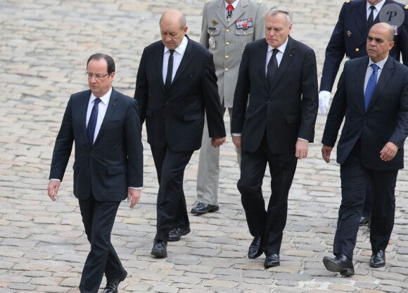 François Hollande, Jean-Yves Le Drian, Jean-Marc Ayrault, Kader Arif lors de l'hommage de la Nation à Pierre Mauroy, le 11 juin 2013 aux Invalides à Paris