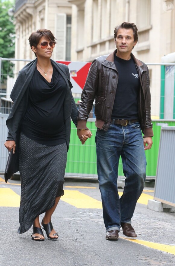 Olivier Martinez et Halle Berry sont arrivés à Paris mardi 11 juin 2013 et ont pris leurs quartiers au Plaza Athénée avant de s'offrir une promenade en amoureux Avenue Montaigne