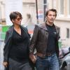 Olivier Martinez et Halle Berry sont arrivés à Paris mardi 11 juin 2013 et ont pris leurs quartiers au Plaza Athénée avant de s'offrir une promenade en amoureux Avenue Montaigne