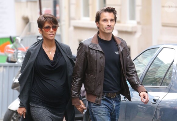 Olivier Martinez et Halle Berry sont arrivés à Paris mardi 11 juin 2013 et ont pris leurs quartiers au Plaza Athénée avant de s'offrir une promenade en amoureux Avenue Montaigne