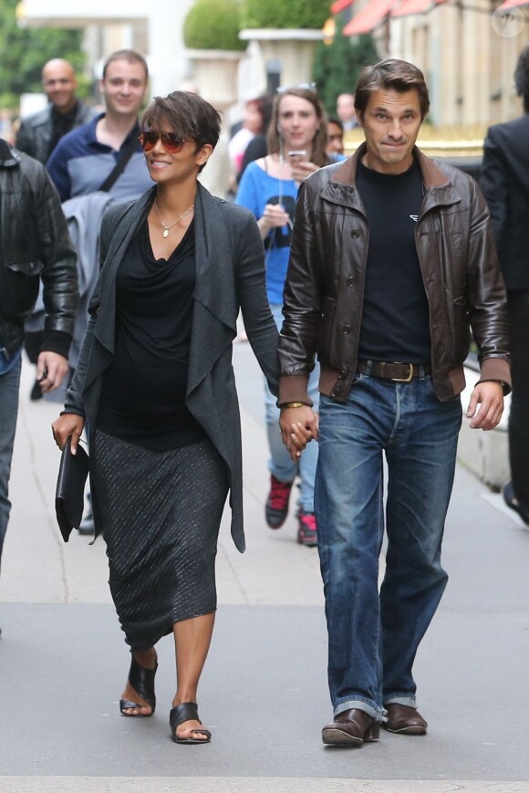 Olivier Martinez et Halle Berry sont arrivés à Paris mardi 11 juin 2013 et ont pris leurs quartiers au Plaza Athénée avant de s'offrir une promenade en amoureux Avenue Montaigne