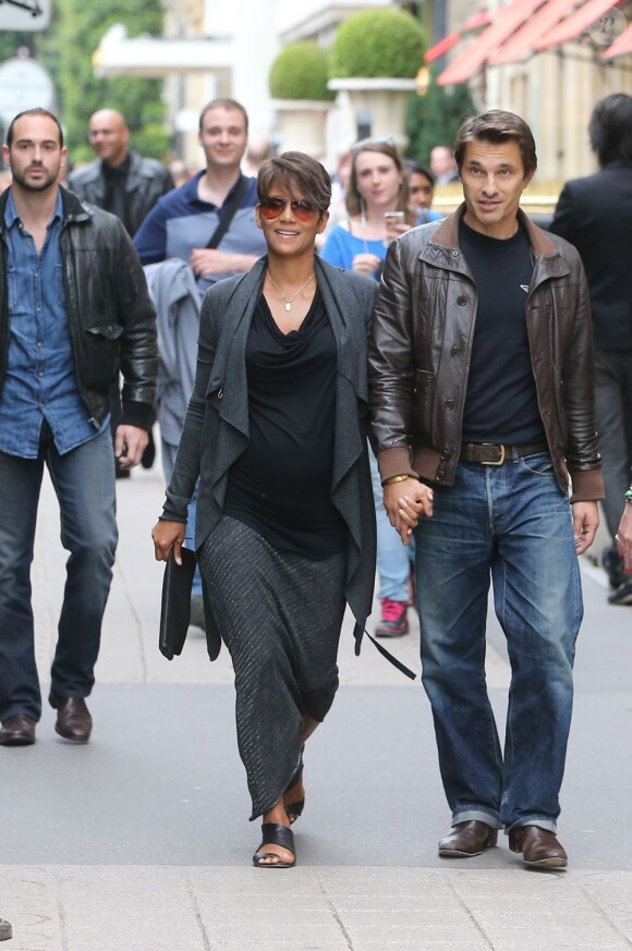 Olivier Martinez et Halle Berry, tout simplement heureux après leur arrivée à Paris mardi 11 juin 2013 où ils ont pris leurs quartiers au Plaza Athénée avant de s'offrir une promenade en amoureux Avenue Montaigne