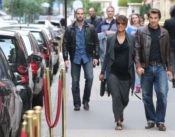 Olivier Martinez et Halle Berry sont arrivés à Paris mardi 11 juin 2013 et ont pris leurs quartiers au Plaza Athénée avant de s'offrir une promenade en amoureux Avenue Montaigne
