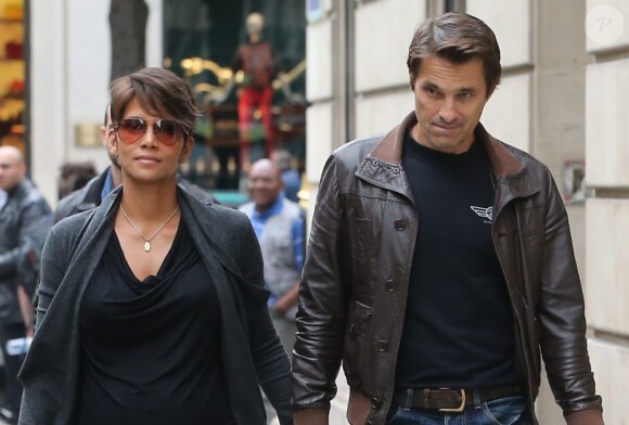 Olivier Martinez et Halle Berry sont arrivés à Paris mardi 11 juin 2013 et ont pris leurs quartiers au Plaza Athénée avant de s'offrir une promenade en amoureux Avenue Montaigne