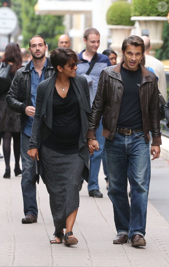 Olivier Martinez et Halle Berry, complices dans les rues de Paris le 11 juin 2013 Avenue Montaigne