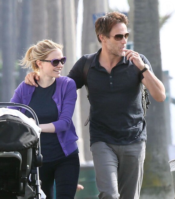 Anna Paquin et Stephen Moyer se promènent avec leurs jumeaux dans les rues de Venice (Los Angeles), le 7 novembre 2012.