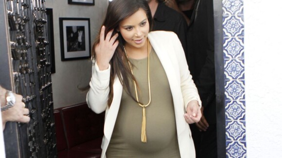 Kim Kardashian : Très enceinte et sans Kanye West, invité surprise en Suisse