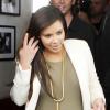 Kim Kardashian, très enceinte, quitte le restaurant Casa Vega avec son ami Jonathan Cheban. Los Angeles, le 12 juin 2013.