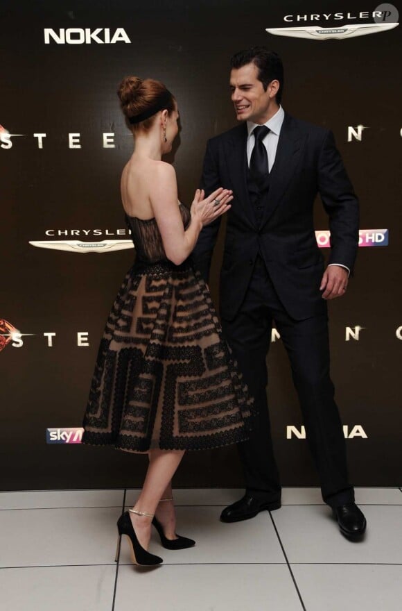 Henry Cavill et Amy Adams complices lors de la première européenne de Man Of Steel à Londres, le 12 Juin 2013.