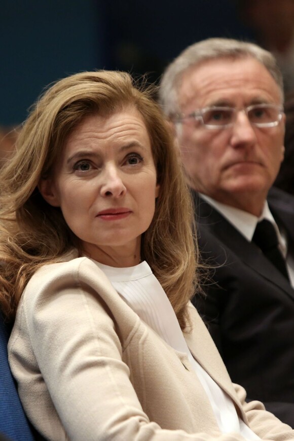 Valérie Trierweiler et André Vallini lors d'un colloque sur l'enfance maltraitée au Sénat à Paris le 14 juin 2013.