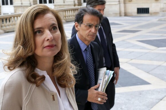 Valérie Trierweiler et André Valini arrivent à un colloque sur l'enfance maltraitée au Sénat à Paris le 14 juin 2013.